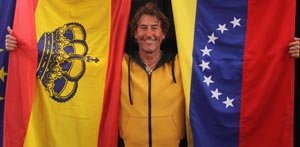 Álvaro de Marichalar, junto a las banderas de la UE, España y Venezuela.
