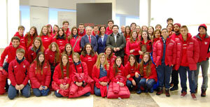 Rodríguez Miranda posa con los jóvenes descendientes de españoles en Chile. 