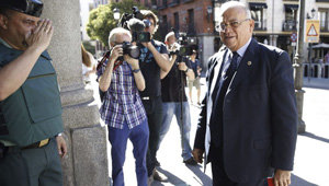El embajador de Venezuela en España, Mario Ricardo Isea Bohórquez, es saludado por un guardia civil, a su entrada a la sede del MAEC.