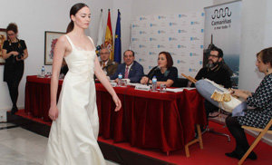 Una de las modelos desfila con un vestido con Encaixe de Camariñas.