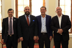 El cónsul general y el gobernador –en el centro–, durante su encuentro.