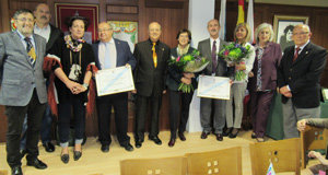 Los homenajeados, en compañía de sus esposas, miembros de la Junta Directiva y la concejal María del Carmen Ruiz.