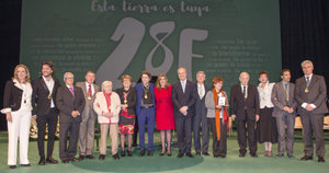 Susana Díaz posa con todos los galardonados con motivo del Día de Andalucía. 