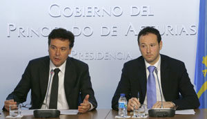 Los consejeros de Empleo y Presidencia, Francisco Blanco y Guillermo Martínez, respectivamente.