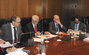 Eduardo Dizy, Miras Portugal y los representantes de Exteriores durante la reunión de la Comisión Permanente.