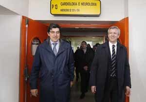 Alfonso Rueda, acompañado por Ignacio López-Chaves, recorre las instalaciones del antiguo Hospital Xeral.
