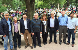 Rodríguez Miranda posa con algunos de los asitentes al acto en el Hogar Español de Uruguay.