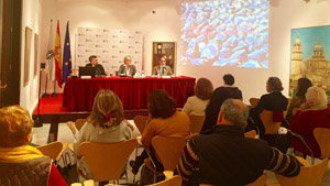El conferenciante ilustró sus palabras con imágenes y datos sobre genética.