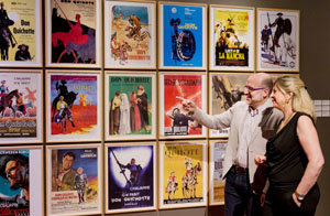 La directora de Cultura del Cervantes, Beatriz Hernanz, y el comisario José Manuel Lucía Megías en la inauguración de ‘Quijotes por el mundo’.