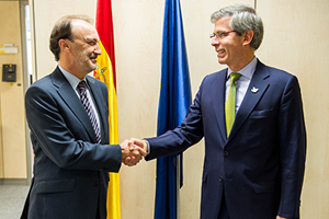 Jesus Gracia saluda al ministro colombiano Jesid Reyes.