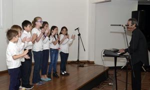 La ‘Coral Infantil’ del CAC, durante su magistral actuación que arrancó aplausos y sonrisas.