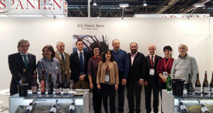 Javier Aguilera, en su visita al estand de la Ribeira Sacra. 