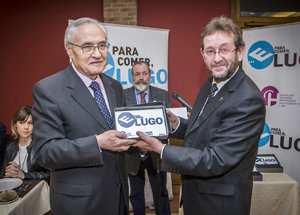 El delegado de la Xunta en Madrid recibe el galardón del presidente de Apehl.
