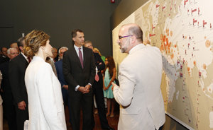 Don Felipe y Doña Letizia atienden a las explicaciones del comisario de la exposición La lengua y la palabra. 300 años de la RAE.