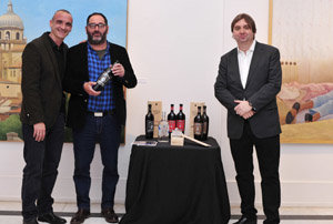 Pedro Martínez, Xerardo Pazos y Rafael Martínez, con los productos.