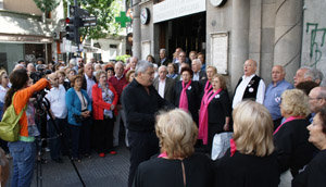 El Coro del Centro dirigido por el maestro Gabriel Lage  interpreta los himnos de Argentina y Galicia.