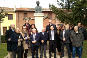 En la plaza de San Juan de Paredes de Nava delante del busto de la madre del general San Martín.