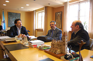 Miranda con los representantes de la comunidad gallega en Eibar.