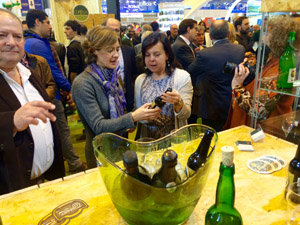 María Jesús Álvarez -a la dcha.-, en su visita al Salón Gourmets de Madrid.