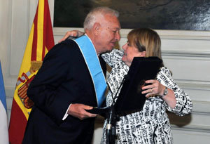 García-Margallo, recibiendo la Orden del Libertador San Martín de manos de Malcorra. 