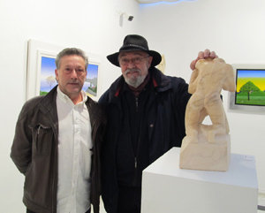 A. Martínez y E. Ortún ante algunas de sus obras
