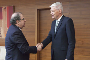 Saludo entre Juan Vicente Herrera y John Nielsen.