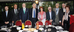 Margallo, diplomáticos y representantes del CRE y la Federación de Sociedades Españolas de Argentina posan momentos antes de la reunión.