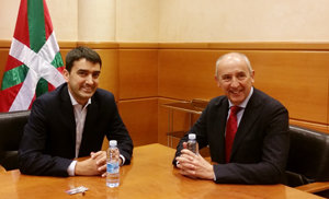 Josu Erkoreka -a la dcha.- recibió a Hernán Albisu.