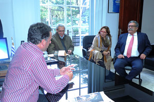 El intendente de Canelones, Yamandú Orsi, durante su reunión con la delegación canaria.
