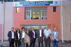La delegación canaria y las autoridades municipales posan a la entrada del Centro Canario.