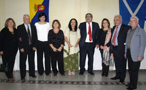 Rodriguez y Armas posan con los presidentes de los centros canarios que participaron en la reunión.