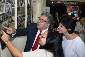 Liliana Acosta guía a Pedro Rodríguez Zaragozay Jesús María Armas Domínguez por la muestra fotográfica.