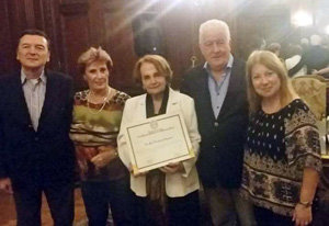 Paz Felgueroso, con su título de Huesped de Honor de la Ciudad de Buenos Aires. 