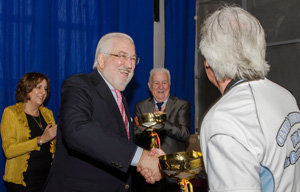 El embajador entrega la copa al ganador del torneos de bolos de la Copa Aniversario.