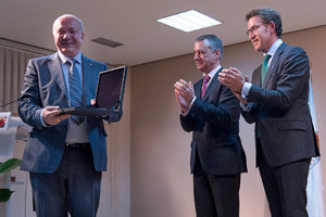 López Doamo recibiendo un reconocimiento.