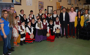 Miranda y Vázquez posan con miembros de la agrupación ‘Queixume dos Pinos’.