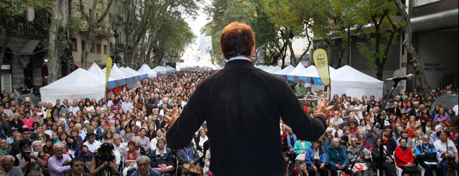Alberto Núñez Feijóo se dirige a las miles de personas que llenaban la Avenida de Mayo.