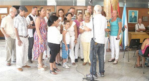 El coro del Centro Unión Orensana interpretando el himno gallego. 