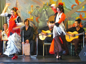 Músicos y bailaoras, durante el acto de aniversario.