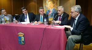 Carlos Camy -2º por la izda.- y Raul Vallarino -2º por la dcha.-, durante el encuentro.