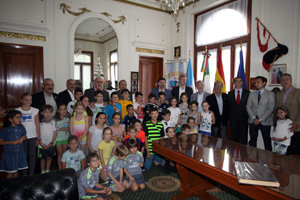Rueda, Miranda y directivos del Centro posan con niños en las instalaciones de la entidad.