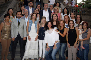 Los dirigentes de la Xunta posan con la directiva y damas del Centro.