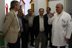 Uno de los responsables médicos da explicaciones a los dirigentes de la Xunta.