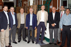 Rueda y Miranda, junto a directivos del Hospital y dirigentes de la colectividad al llegar a la institución sanitaria.