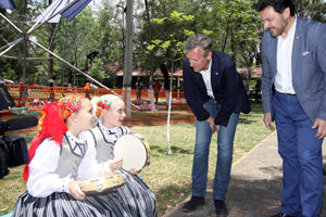 El vicepresidente y el secretario xeral saludan a dos niñas de las nuevas generaciones de gallegas nacidas en la diáspora.