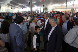 Los dirigentes de la Xunta saludaron a los asistentes a la Jira Campestre del Centro Gallego.