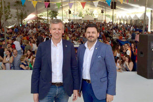 Alfonso Rueda y Antonio Rodríguez Miranda, con los asistentes a la fiesta detrás.