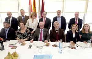 Autoridades y directivos de la institución durante la celebración.