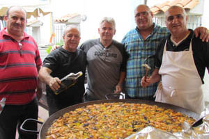 Adriano García, expresidente del CGPLC; Antonio Corral, vicepresidente; Celso Opazo, José Luis Quiven, presidente del CGPLC; y Vicente Muñiz, preparando la paella.        