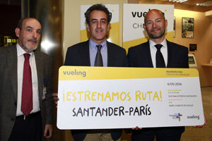 Francisco Martín y Fernando Estrada, con un cartel anunciador del vuelo. 